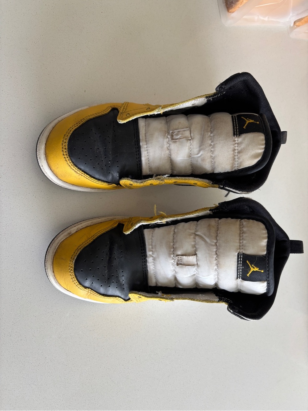 Nike Kids Black & Yellow Low-Top Sneakers